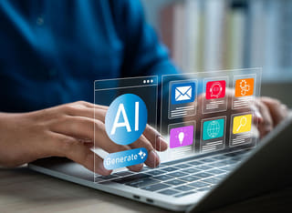 Principiante nel settore delle criptovalute che studia i fondamenti della negoziazione automatica tramite intelligenza artificiale