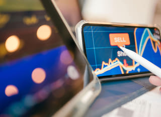 Operatore finanziario che esamina opportunità di trading su Bitcoin, Ethereum e mercato valutario