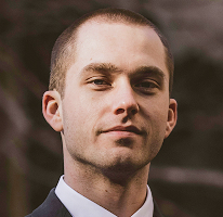 Thomas Whitfield ritratto di analista specializzato in trading sul mercato delle criptovalute